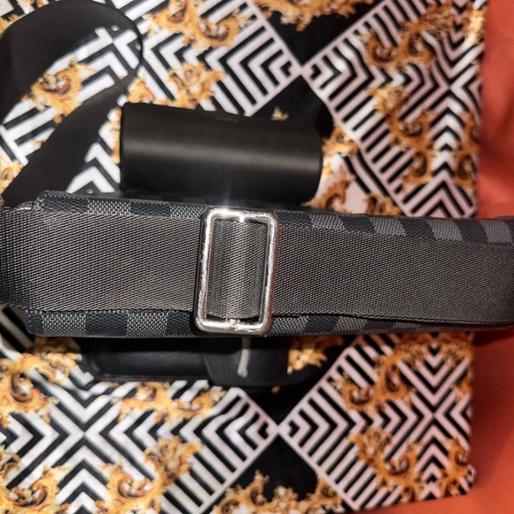 LOUIS VUITTON DISTRICT NM MESSENGER BAG - DAMIER GRAPHITE PM - Picture 12 of 13